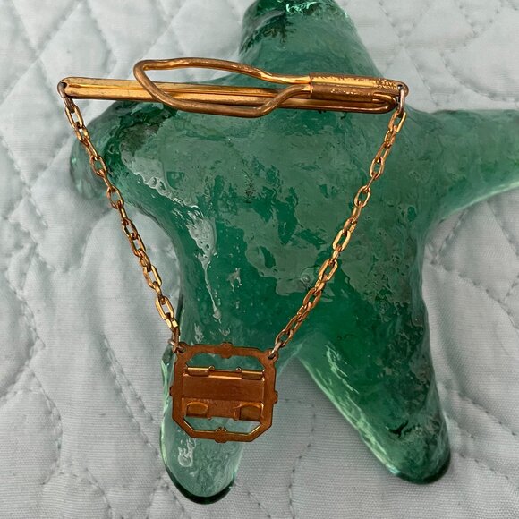 Vintage Gold Tie Clip with Chain Engraved 1940's - 50's - Picture 3 of 4